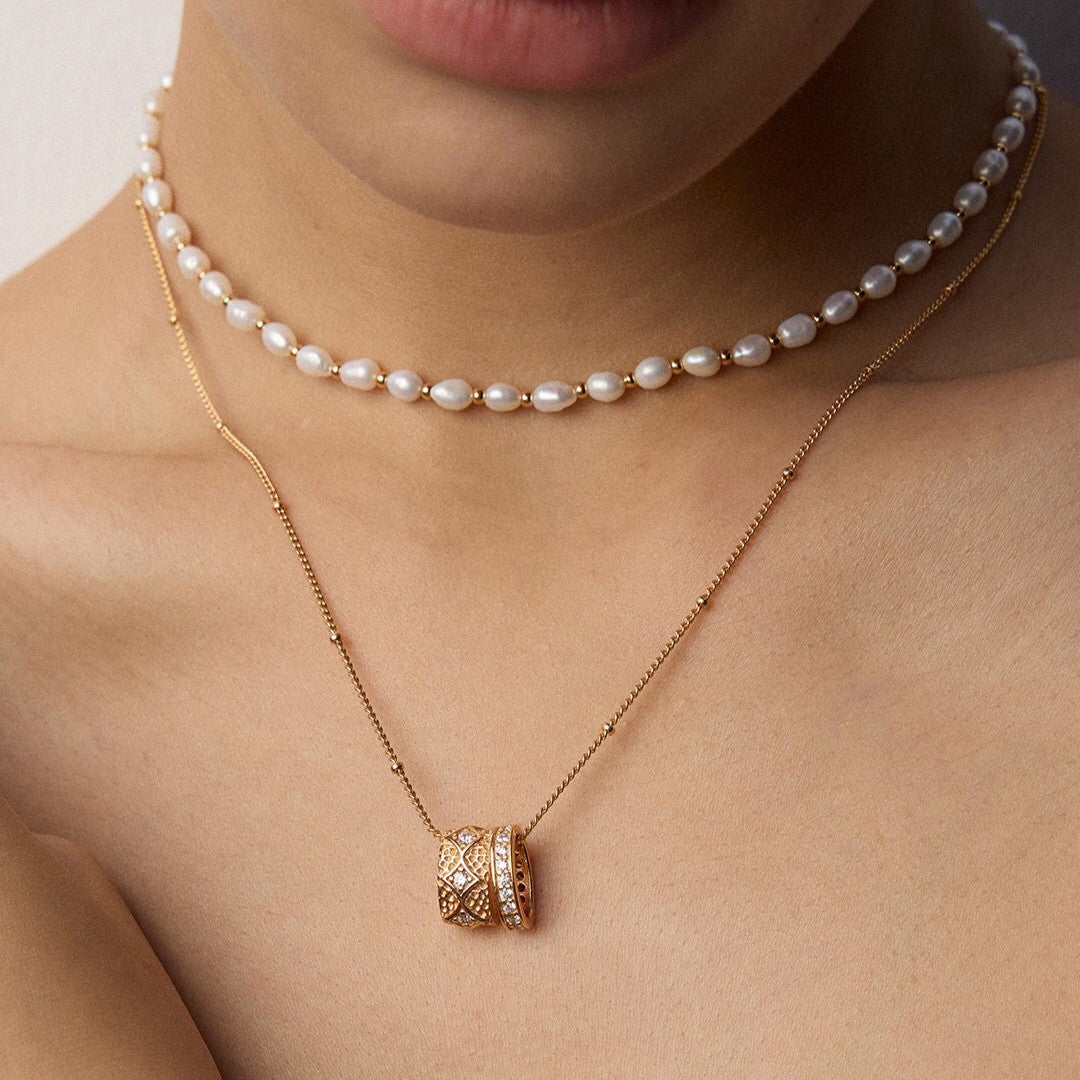 Zircon Inlaid Circular Pendant  Necklace