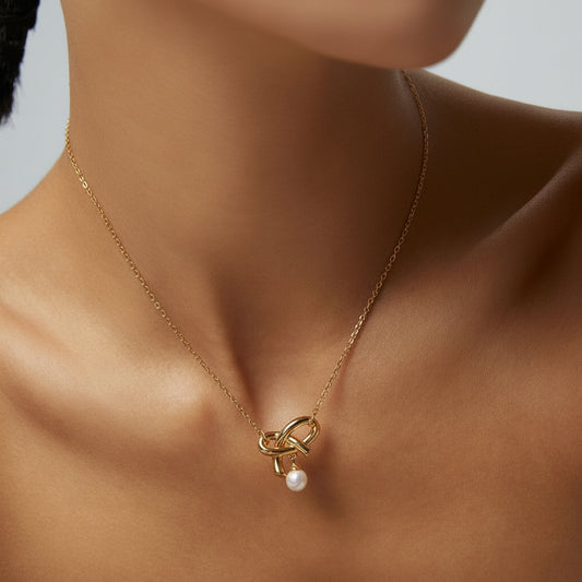 Collar con colgante de perla y nudo de mariposa