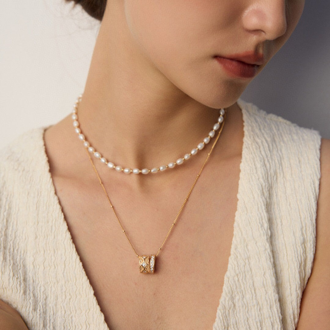 Zircon Inlaid Circular Pendant  Necklace