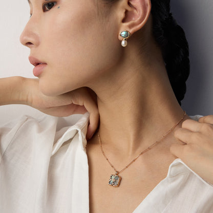 Collar con colgante con incrustaciones de concha III