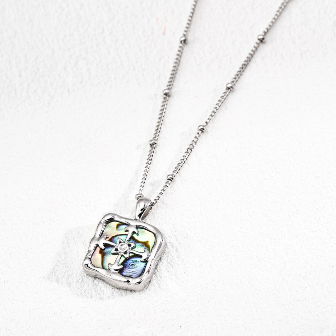 Collar con colgante con incrustaciones de concha III