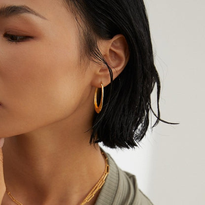 O-shaped silver earrings